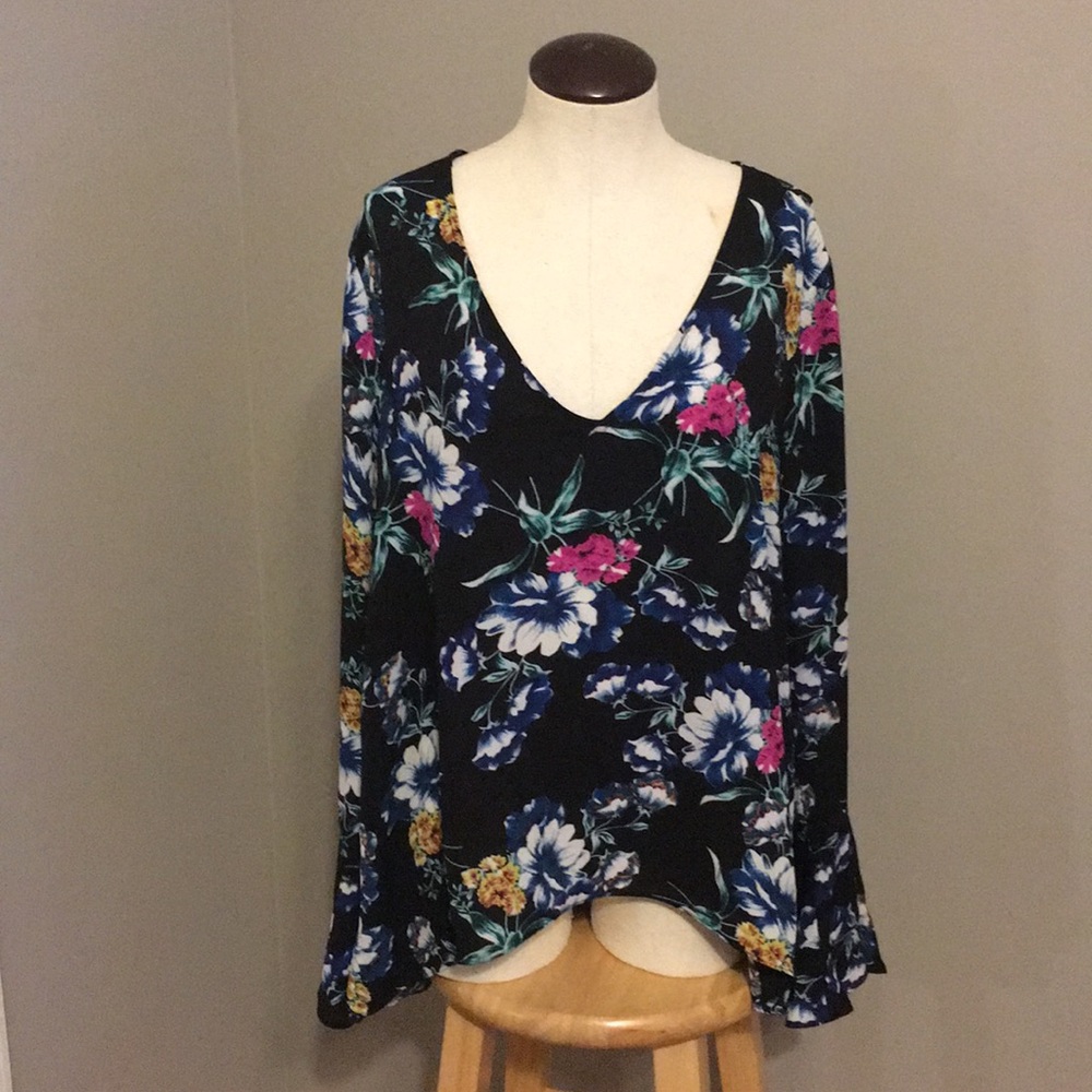 Floral Blouse w/ bell sleeve size Large